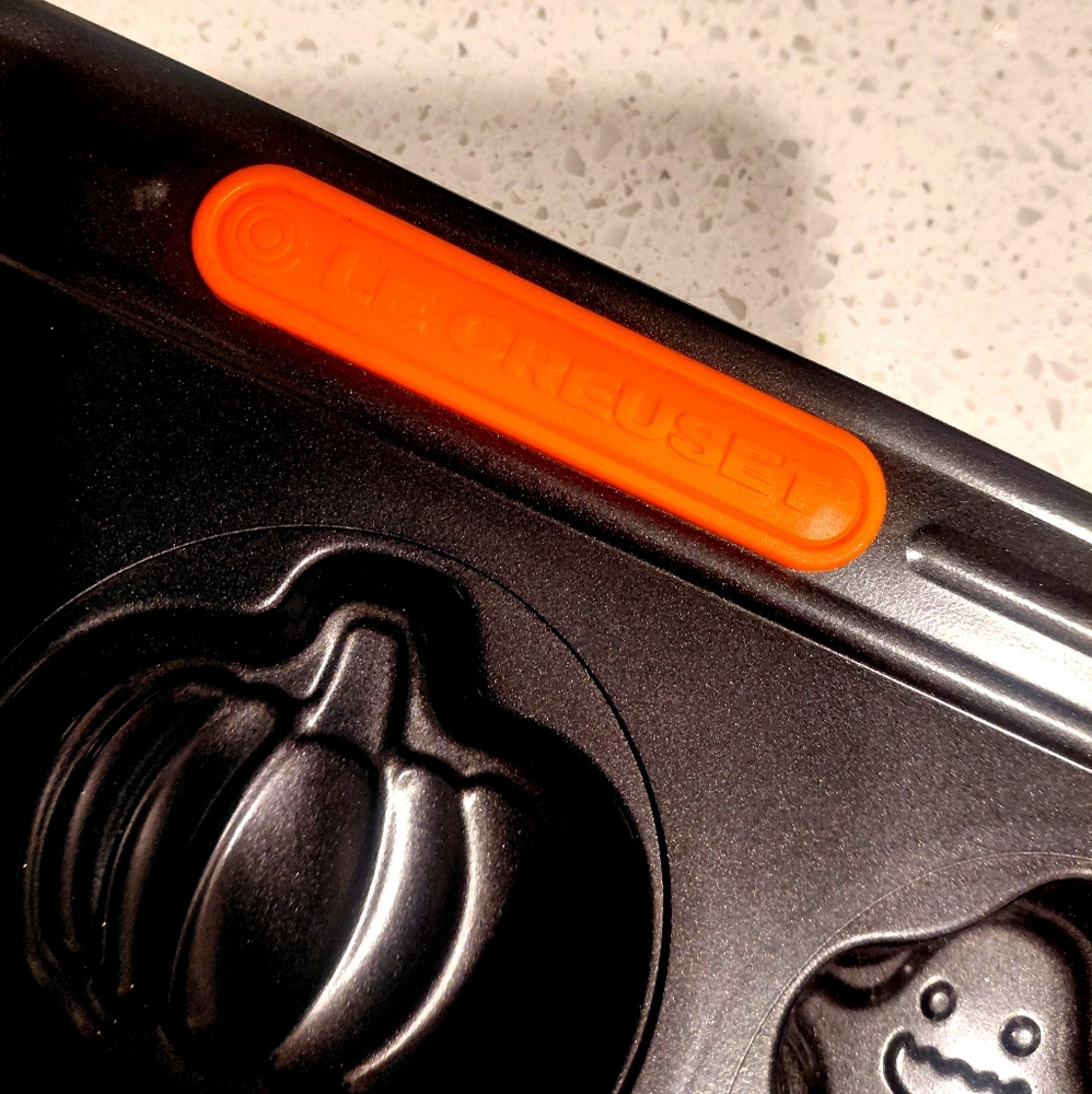 Le Creuset Black Halloween Bakeware Tray - Picture 3 of 5